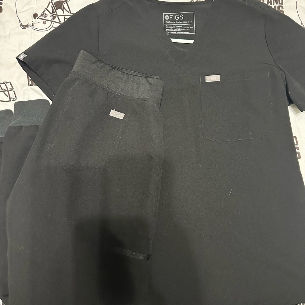 FIGS Black Scrub Set